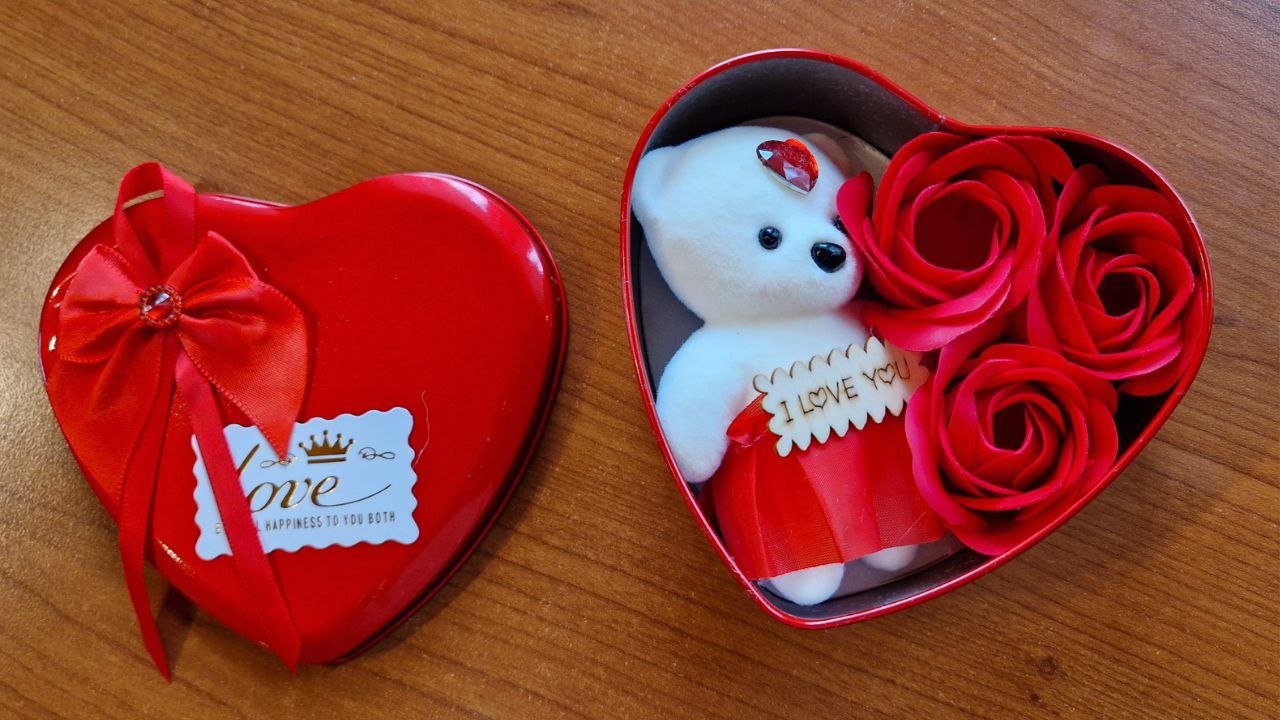 Rosen Seifenblume Geschenkbox mit einem kleinen Plüschtier . Geschenk für Valentinstag