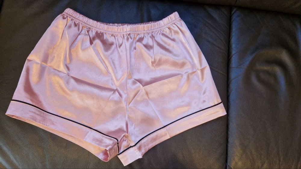 Neu. Pyjama, Nachtwäsche. Satin. Größe M.