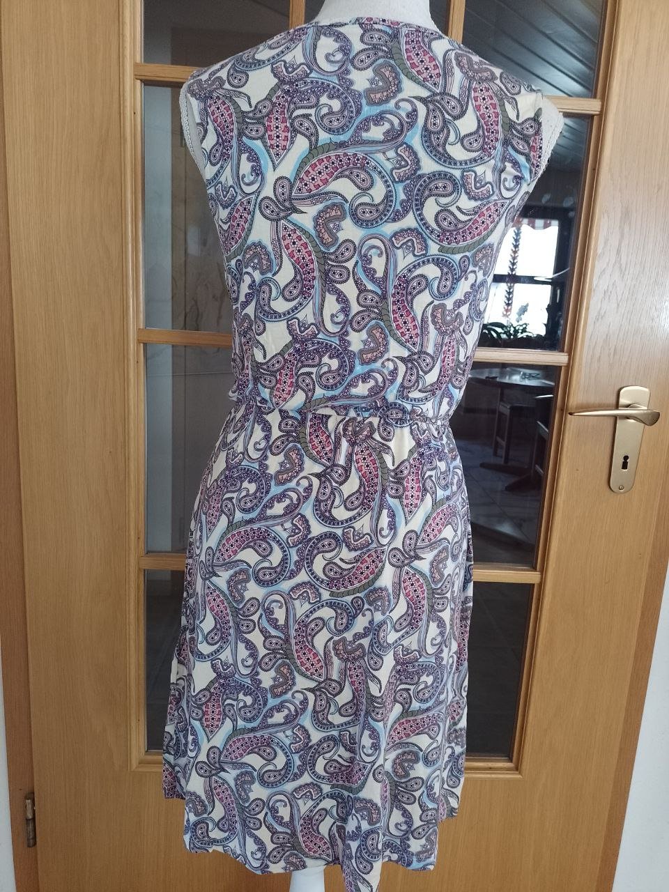  Wie neu. Schönes Sommerkleid. 95% Viskose + 5% Elastan. Große S.