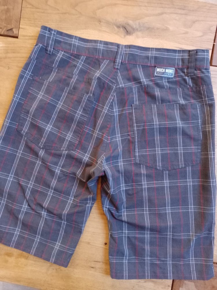 Much More.  Bequeme Herrenshorts . Größe L.