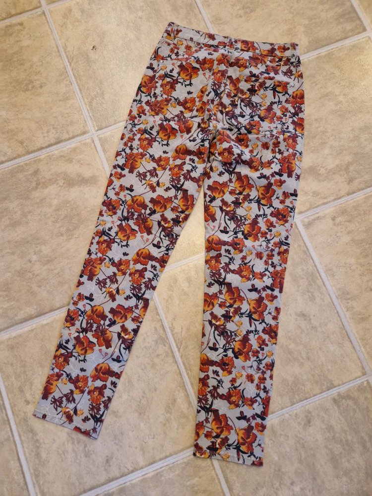 Stylische Hose, Jeans mit Blumendruck.  Größe 38.  Baumwolle.