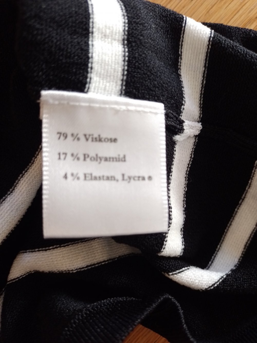 Wie neu. Elegantes T-Shirt - Bluse - Tunika. Viskose + Polyimid. Größe 42-44 