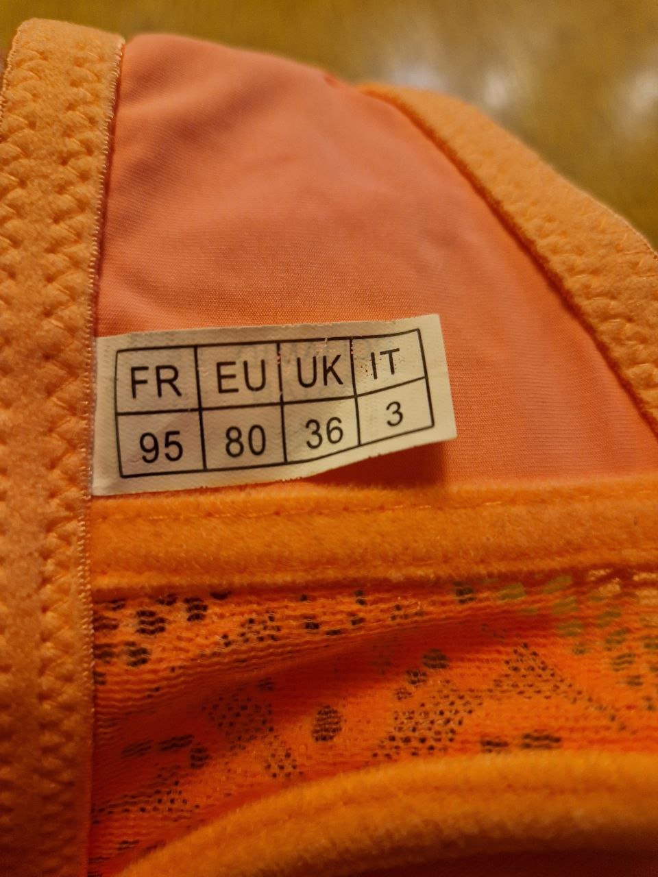 Schöner BH.  Korallenrot.  80 B.