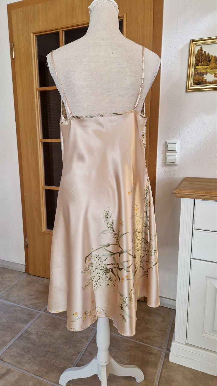  Nachthemd. Nachtwäsche. Dessous. Farbe - Beige. Größe XL.