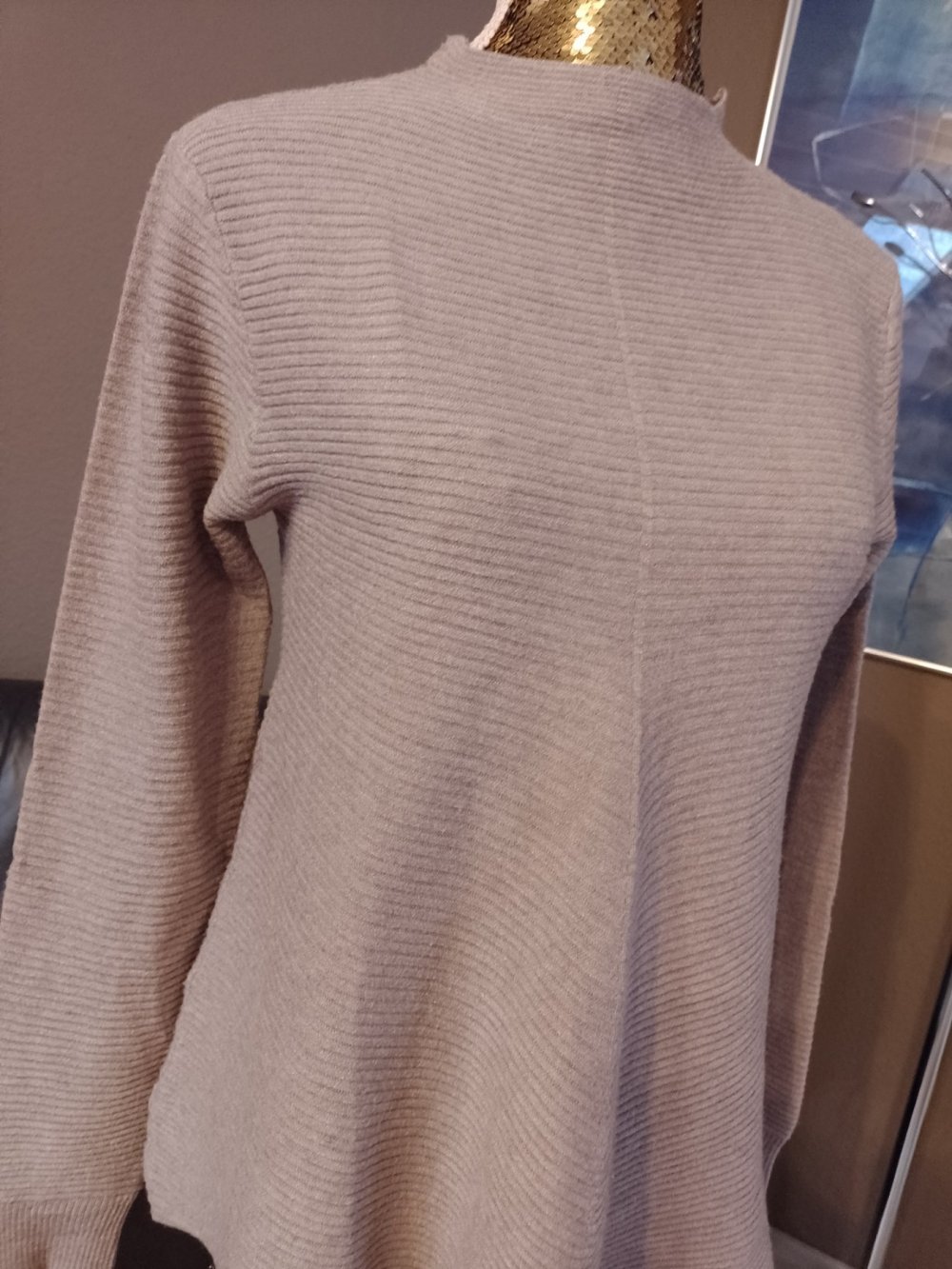 Schöner eleganter Pullover, Strick. Viskose + Polyamid. Große S. 