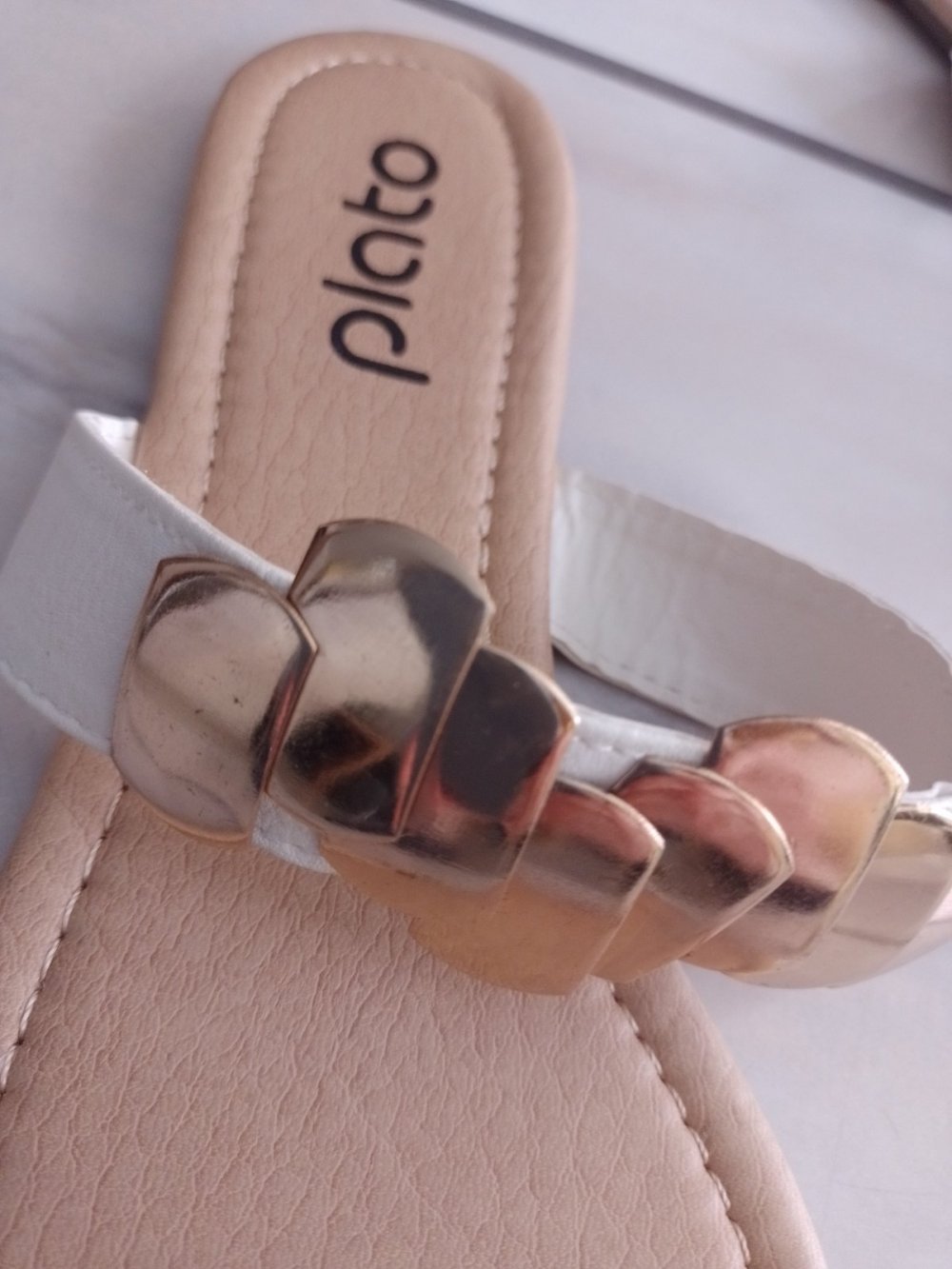 Schöne weiße Sandalen Größe 39. Weich und bequem.