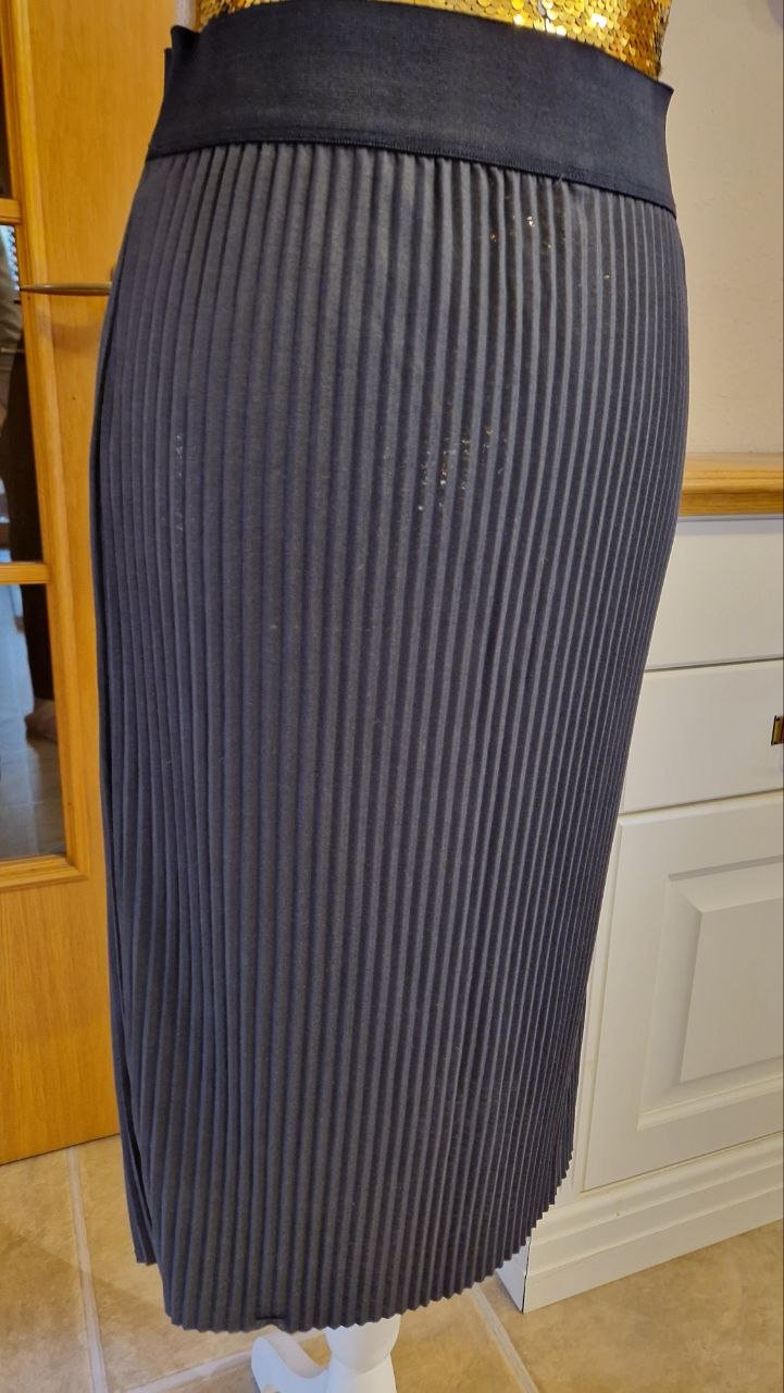 VILA.  Schöner grauer Faltenrock. Midirock.  Größe S-M . 