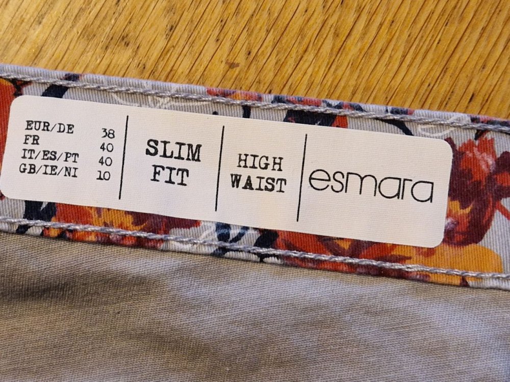 Stylische Hose, Jeans mit Blumendruck.  Größe 38.  Baumwolle.