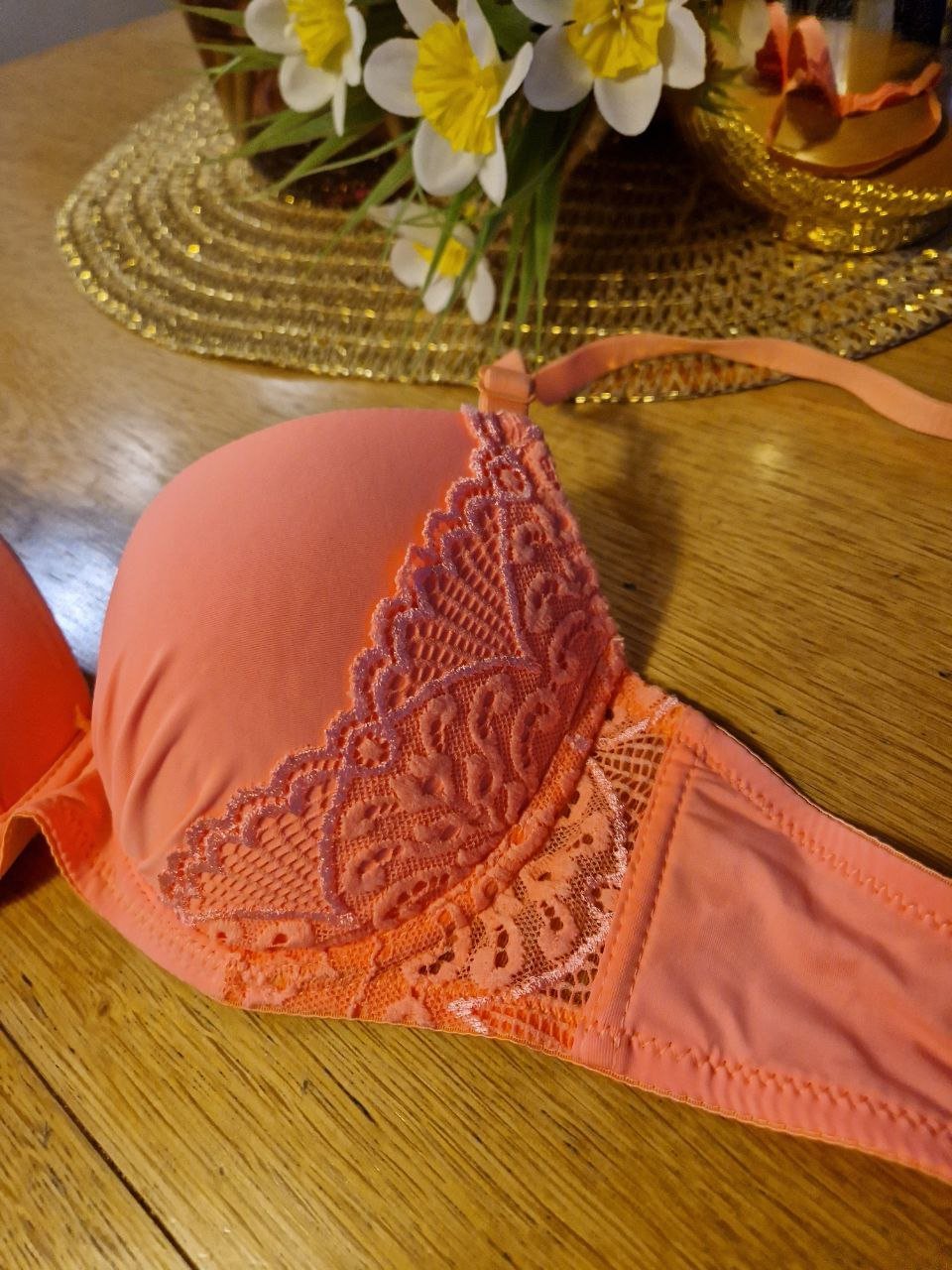 Schöner BH.  Korallenrot.  80 B.