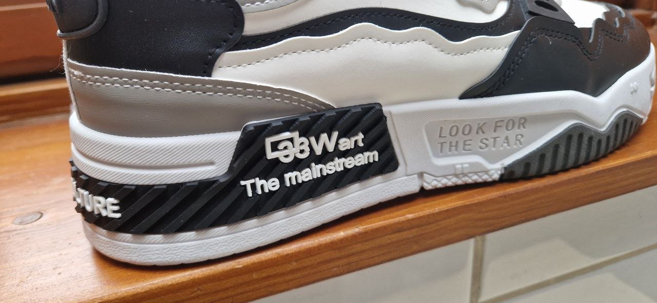 Herrensportschuhe , Halbschuhe, Schnürschuhe, Sneaker. Größe 43 