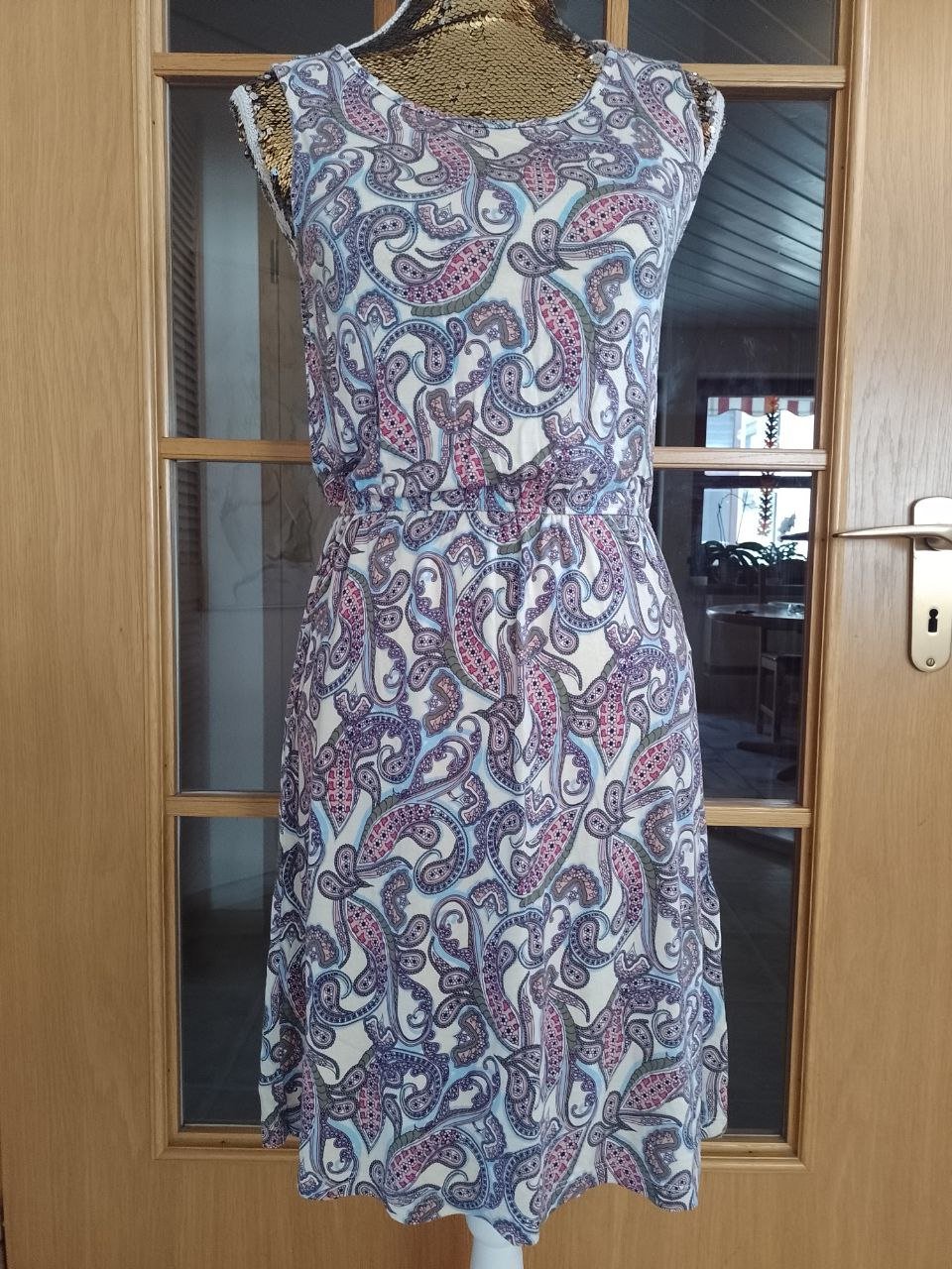  Wie neu. Schönes Sommerkleid. 95% Viskose + 5% Elastan. Große S.