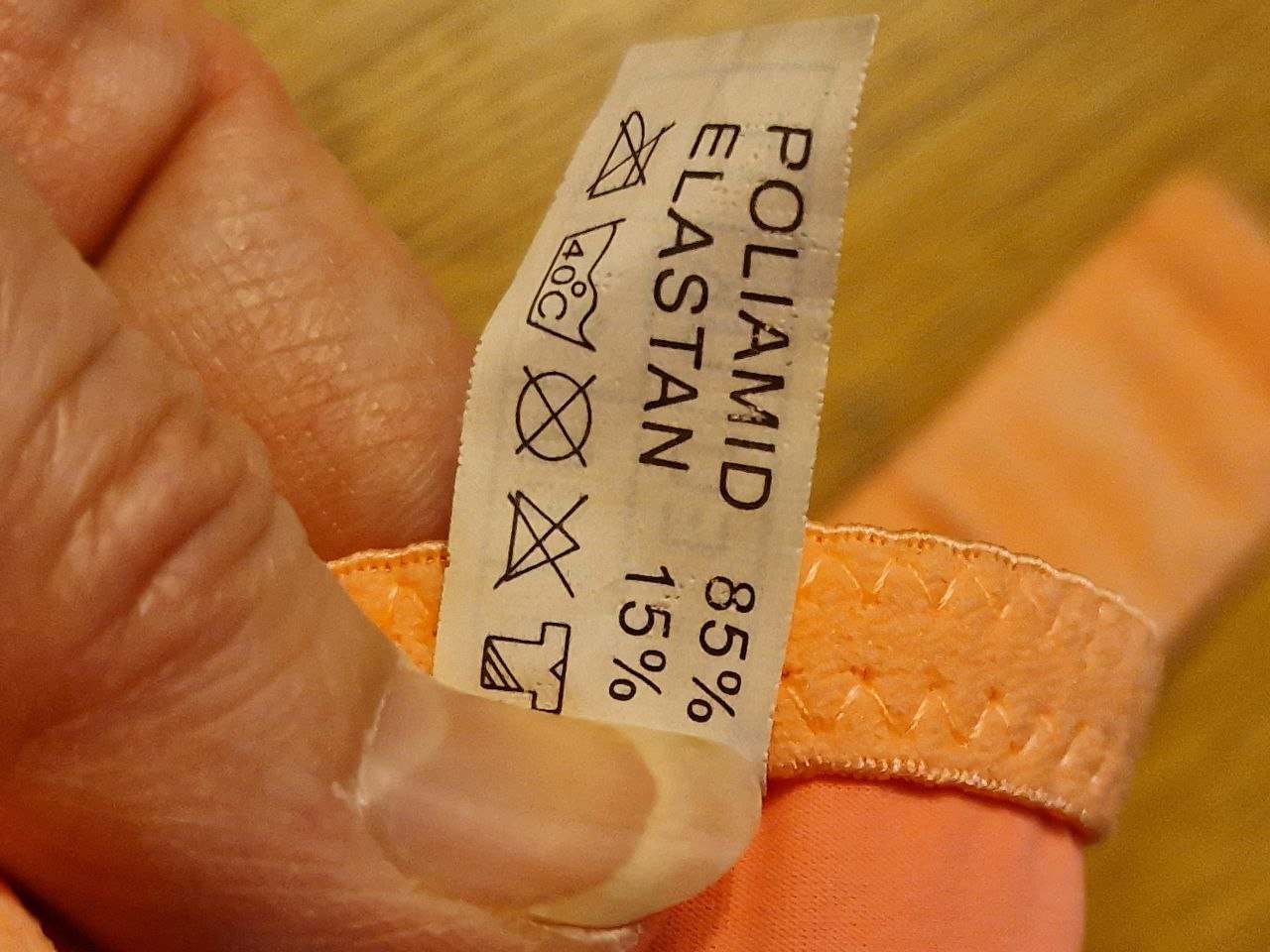 Schöner BH.  Korallenrot.  80 B.