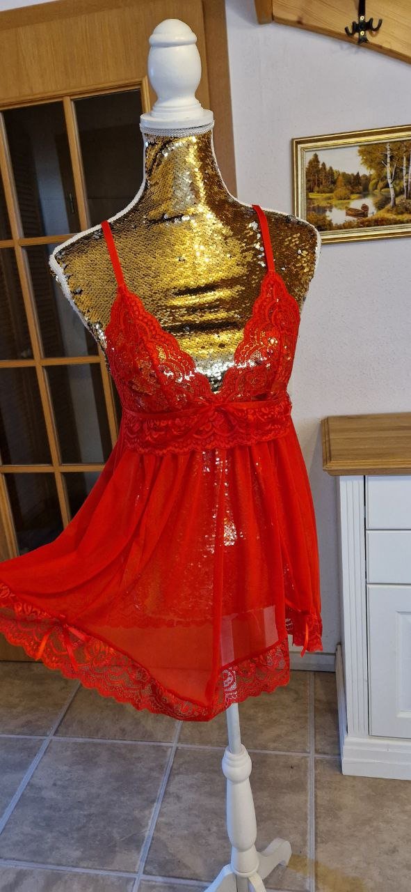 Set. Nachthemd +Tangas . Nachtwäsche. Dessous. Farbe - rot. Größe M-L. 