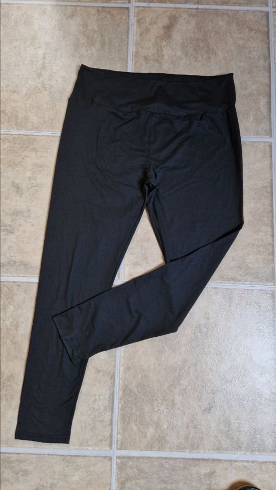 Elastische schwarze Leggings. Größe XXL. Polyester + Elastan.