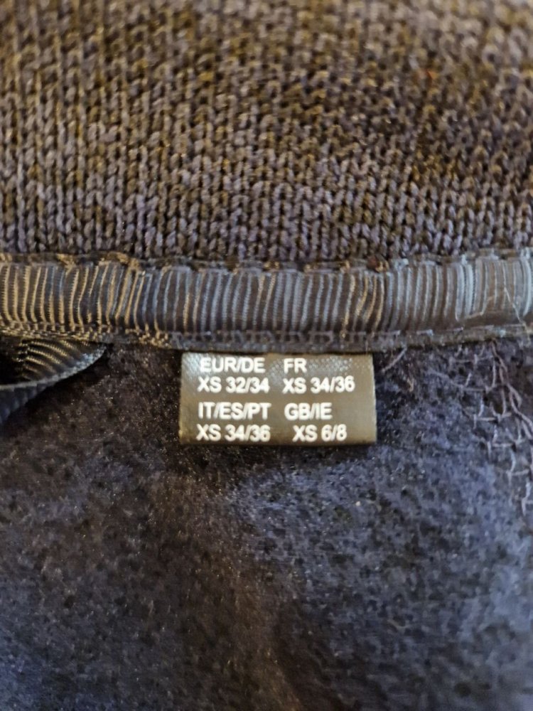 Neu. Schöne praktische Strickjacke. Größe 34.