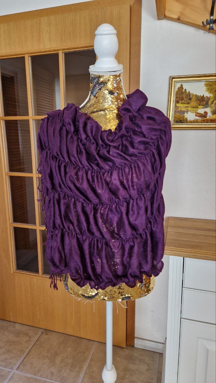 Schöner warmer Schal. Polyester..