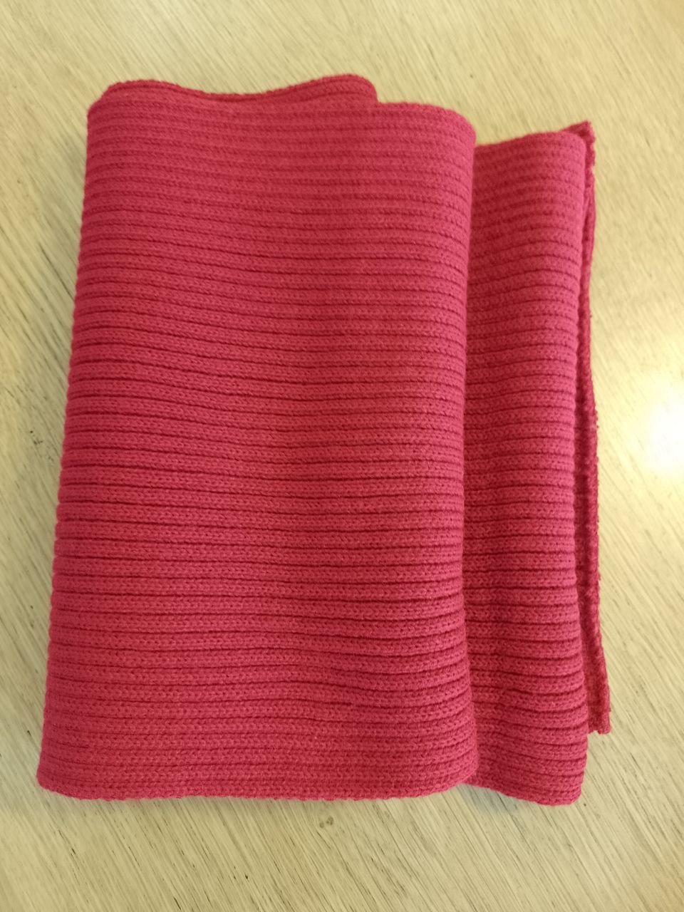 Warmer roter Schal. Polyester .
