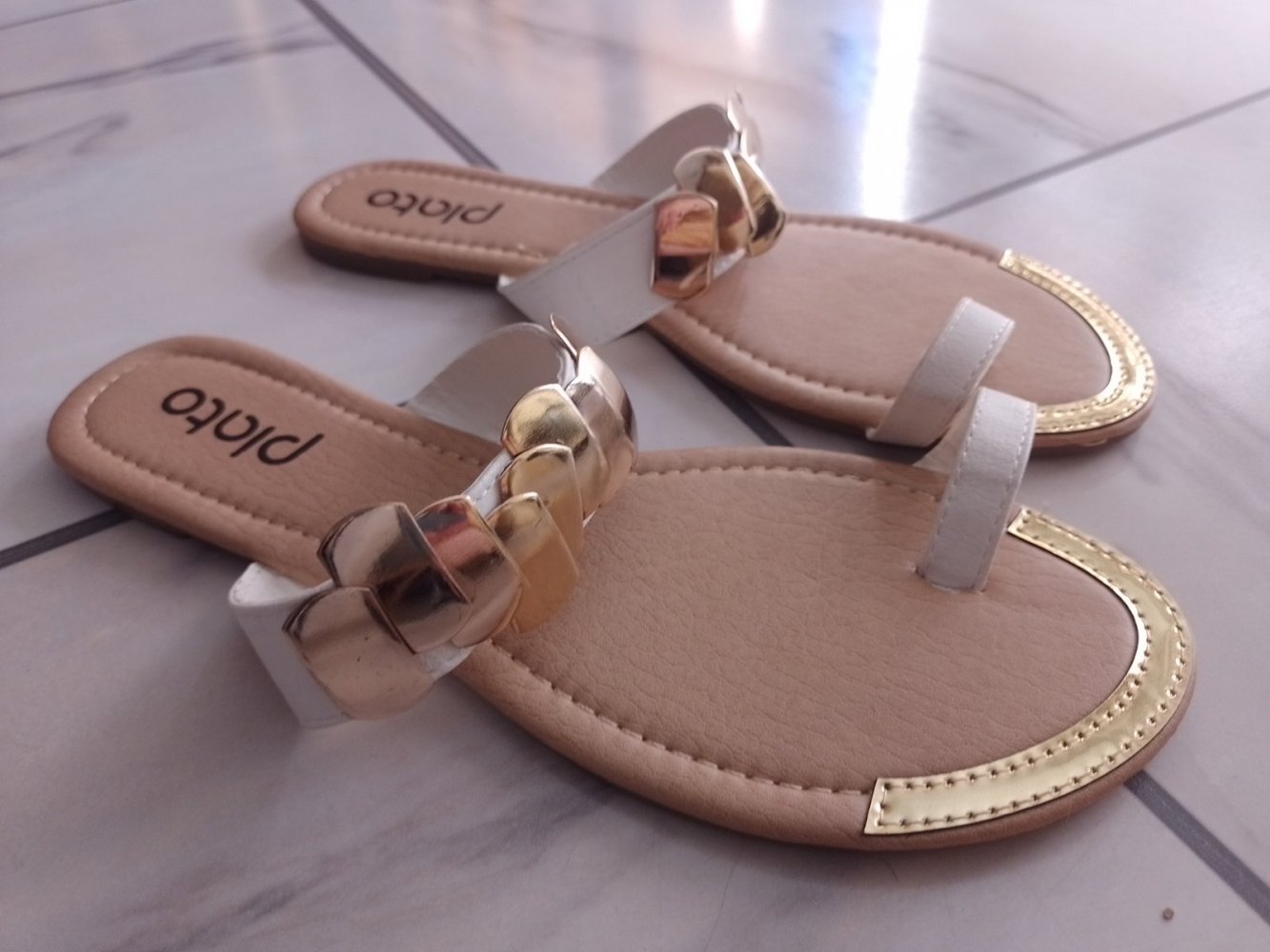 Schöne weiße Sandalen Größe 39. Weich und bequem.