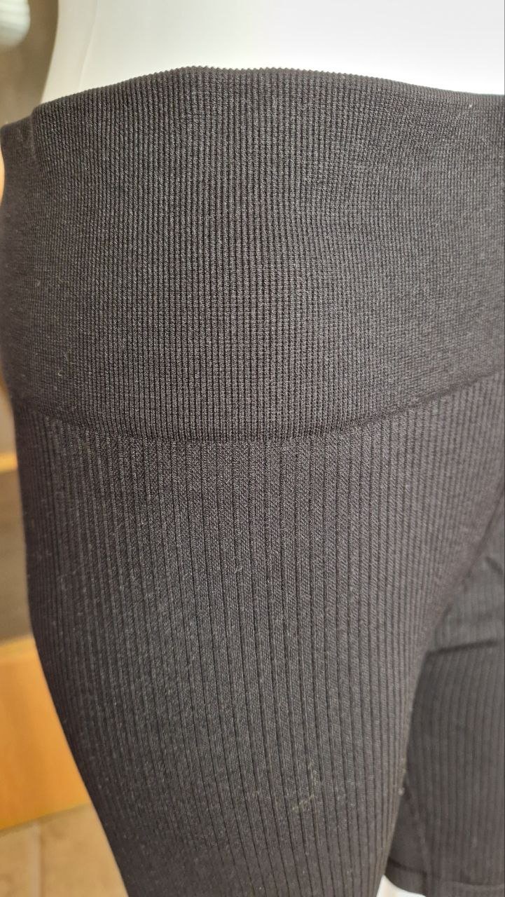 Praktische Sportshorts für Yoga und Fitness.  