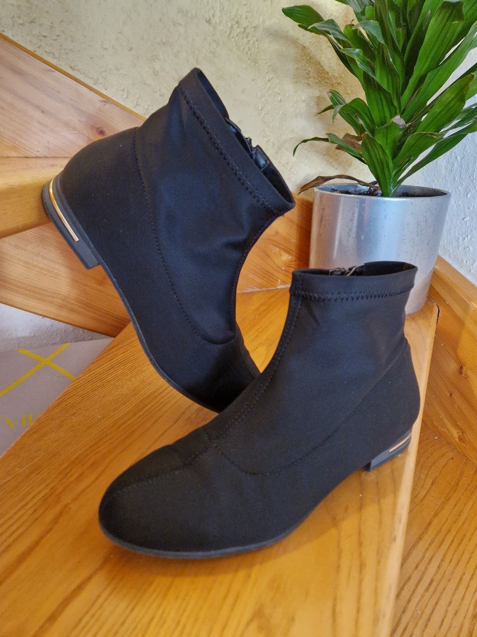 Klassische schwarze Stiefeletten.  Größe 39. 