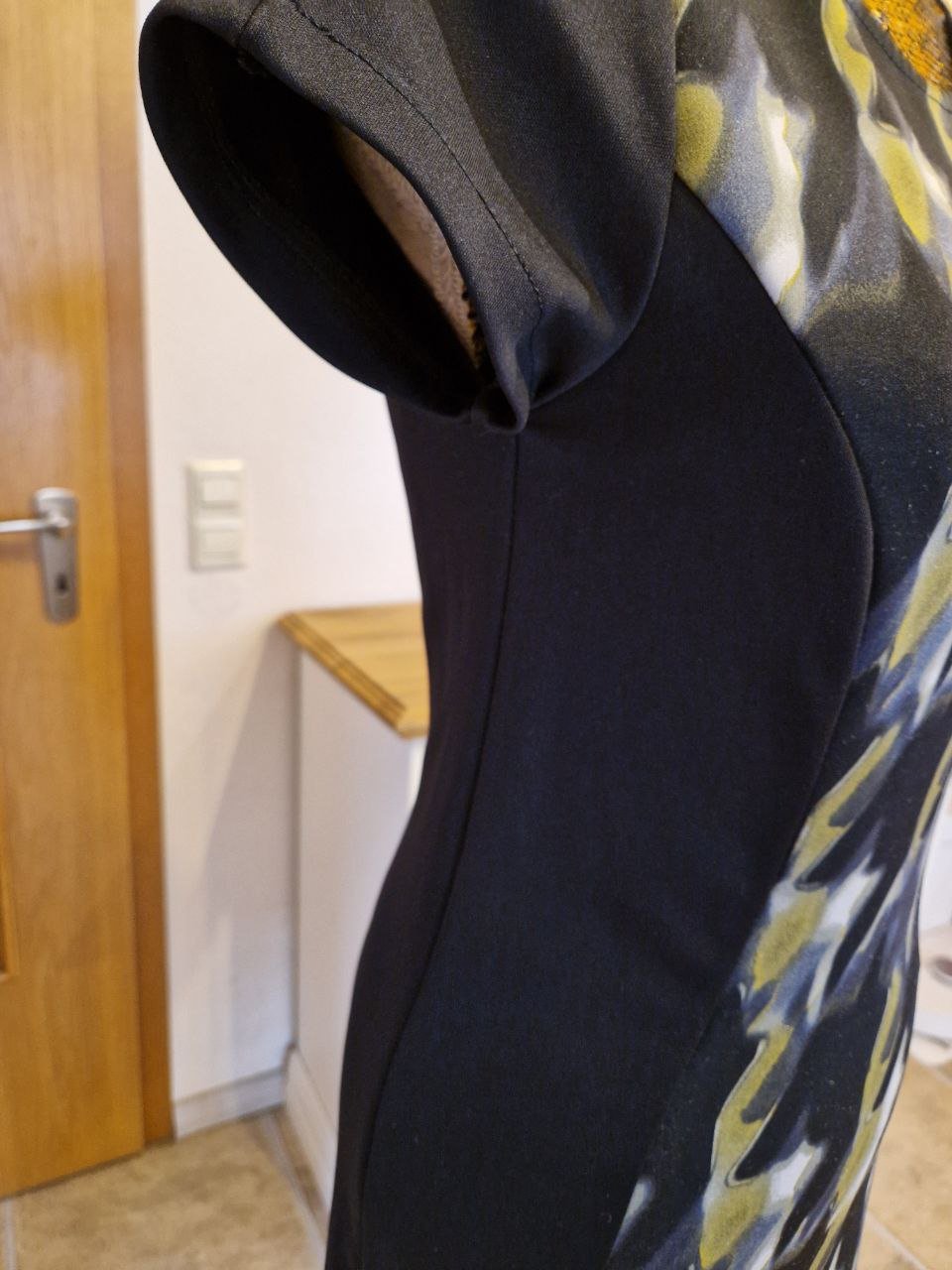 Vestino. Schönes Sommerkleid, Partykleid, Abendkleid. Polyester + Elastan. Größe 36.