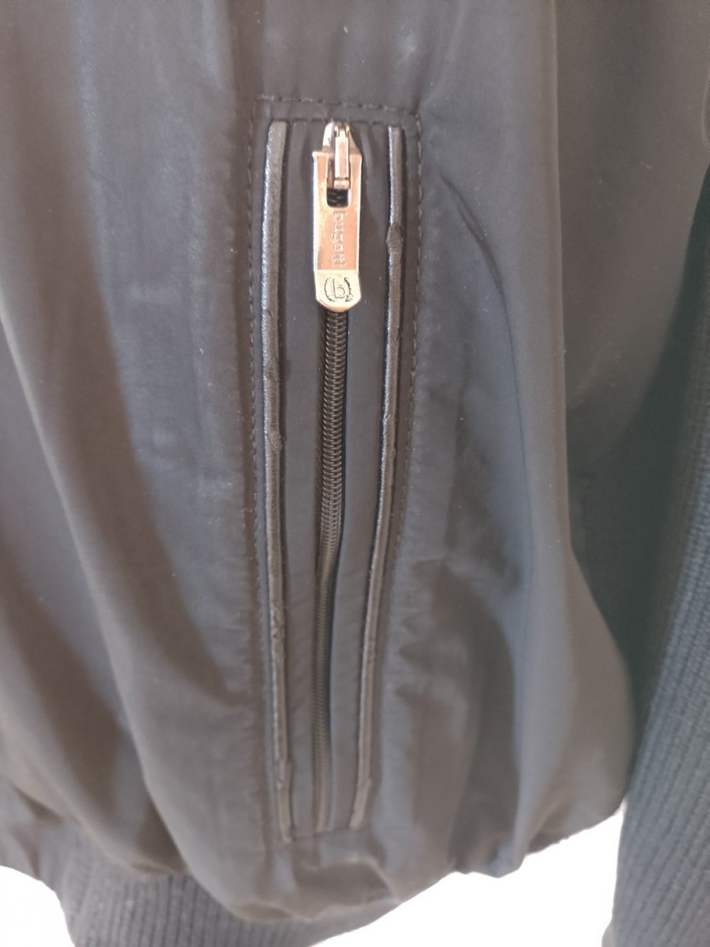 Bugatti. Praktische stilvolle schwarze Jacke.