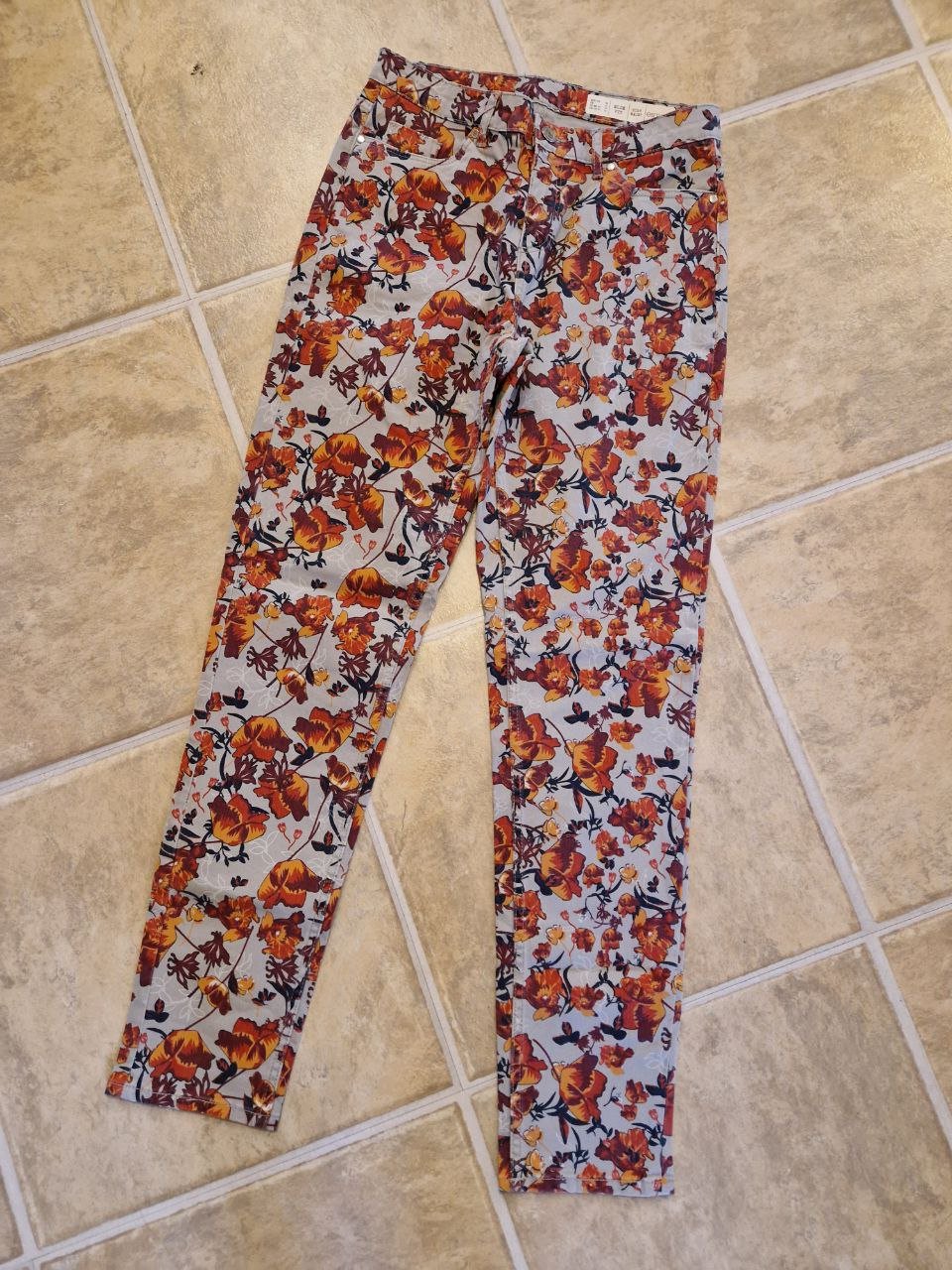 Stylische Hose, Jeans mit Blumendruck.  Größe 38.  Baumwolle.