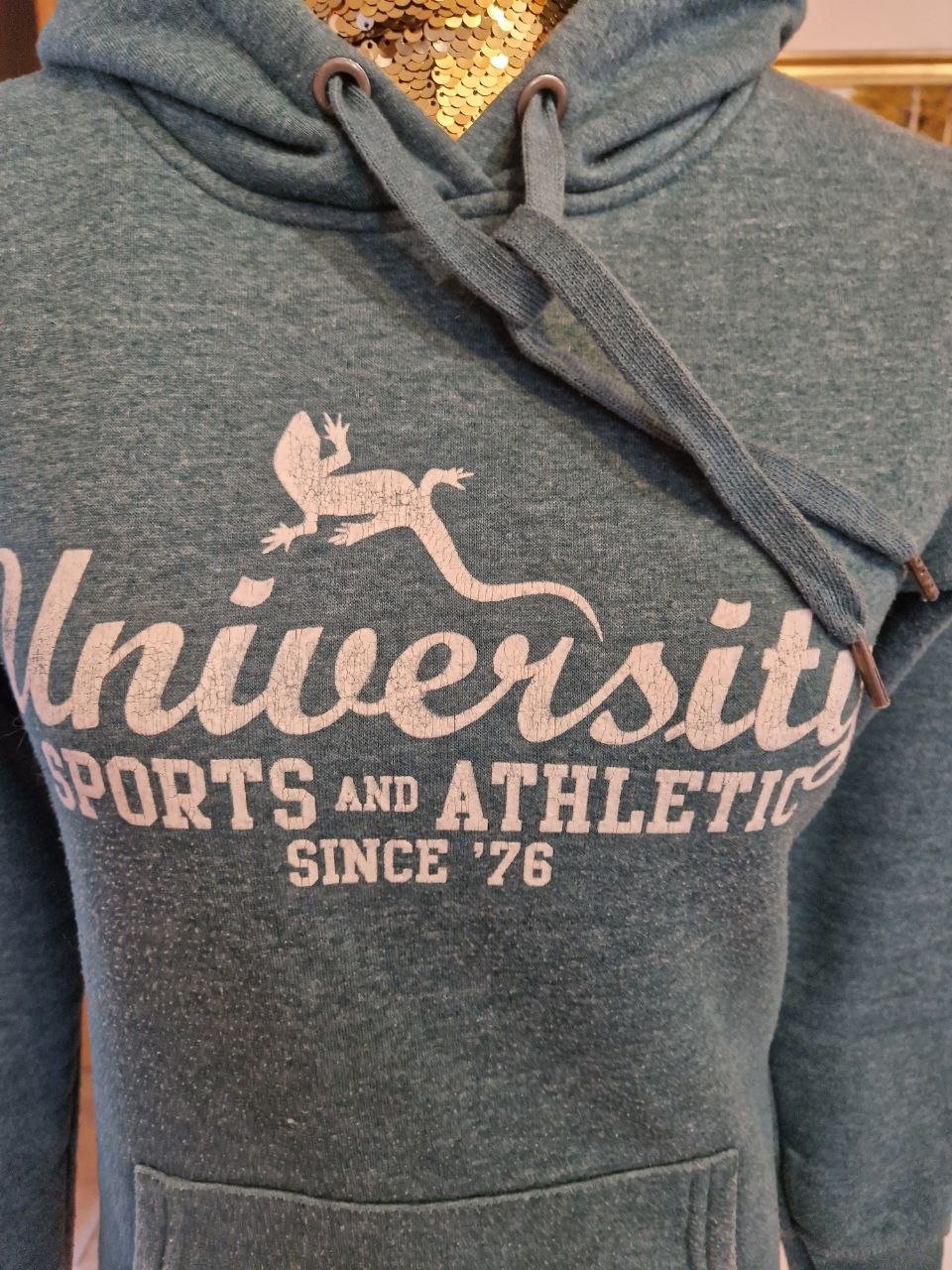 Fisch one.  Stylischer Pullover mit Kapuze.  Größe XS.