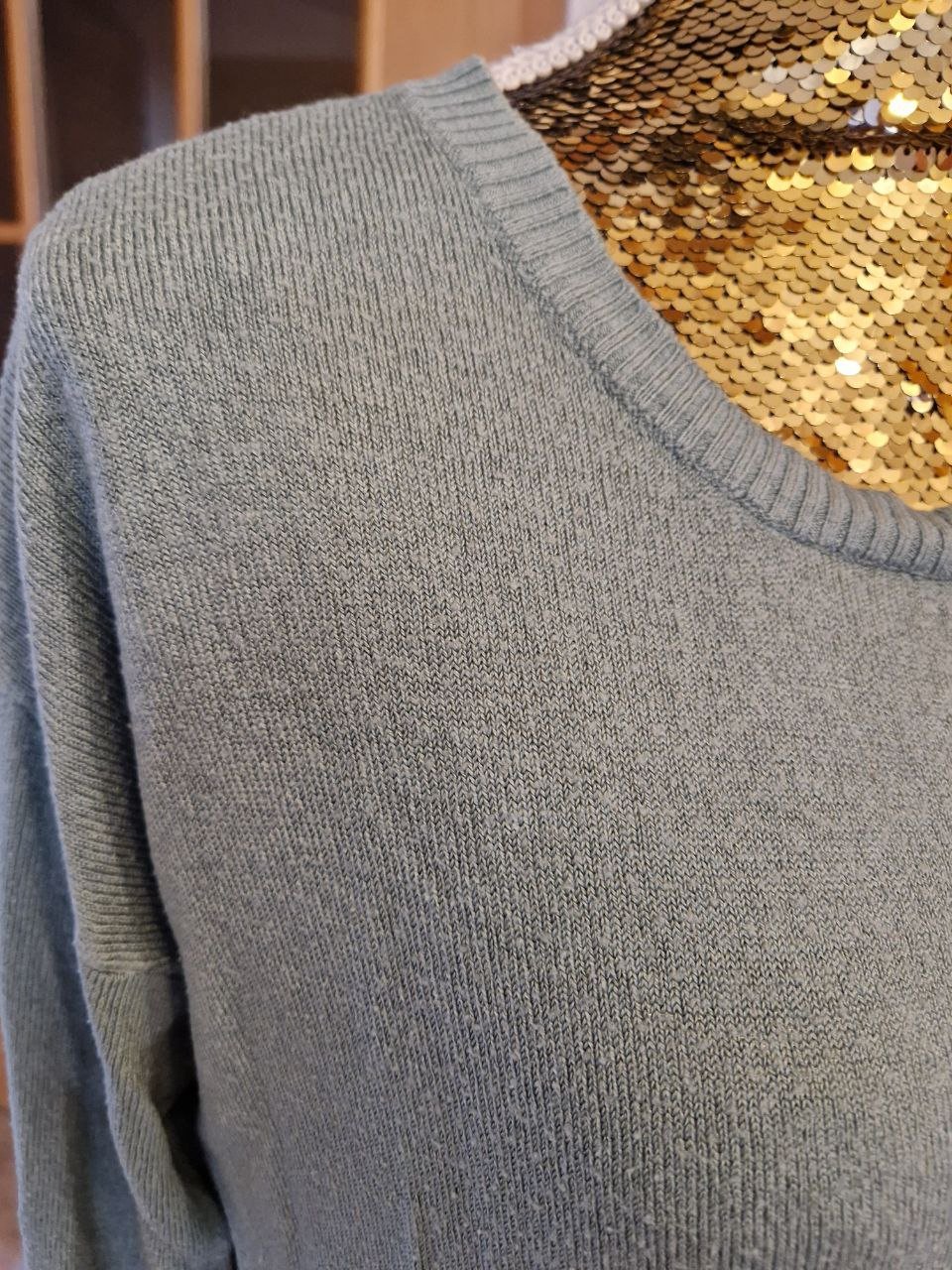 Leichter Pullover. Große L