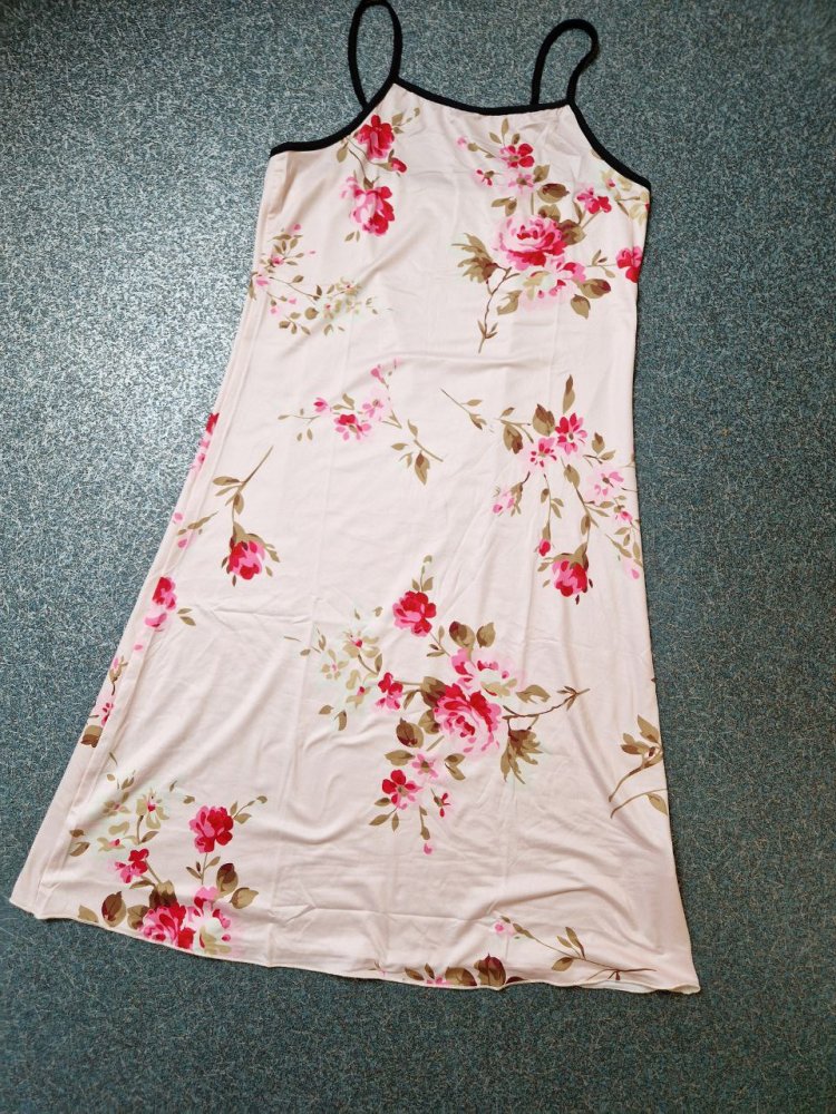 Elegantes Blumen-Print-Nachthemd. Nachtwäsche. Kleid.   Größe M.