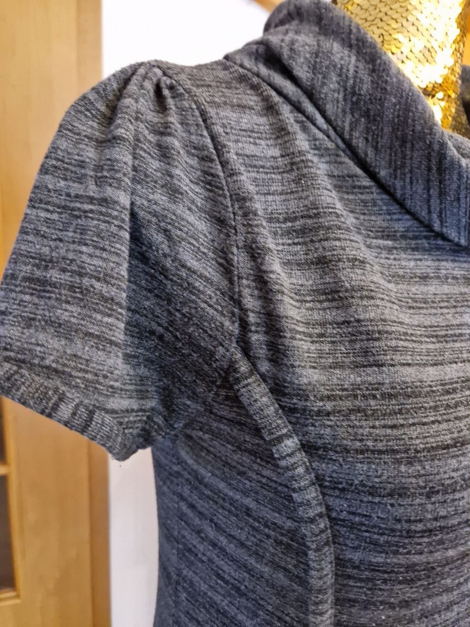 Schöne gestrickte graue Weste - Tunika. Polyester + Baumwolle. Größe S-M. 