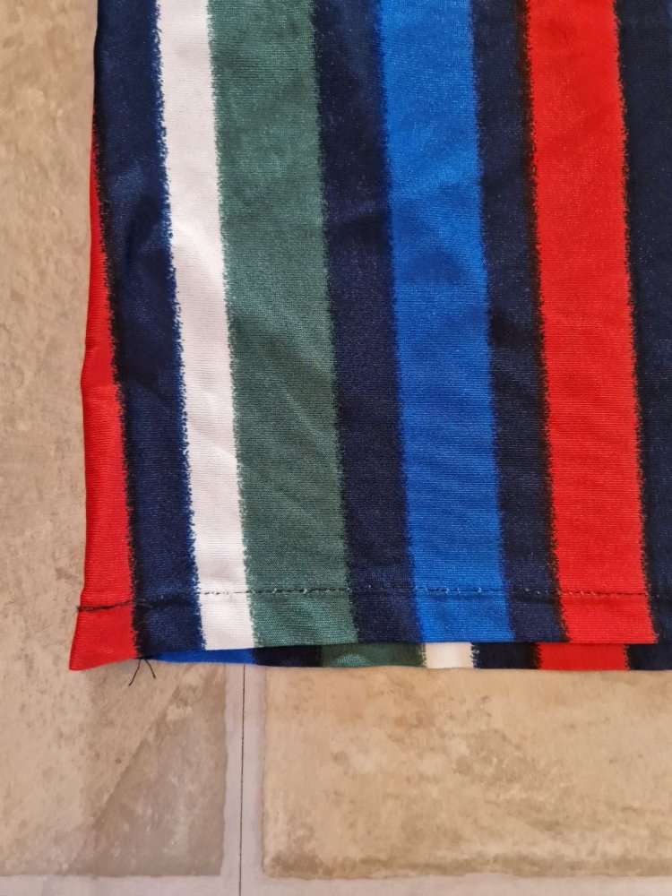 Leichte Sommerhose mit elastischem Bund.  Größe L-XL. Polyester. 