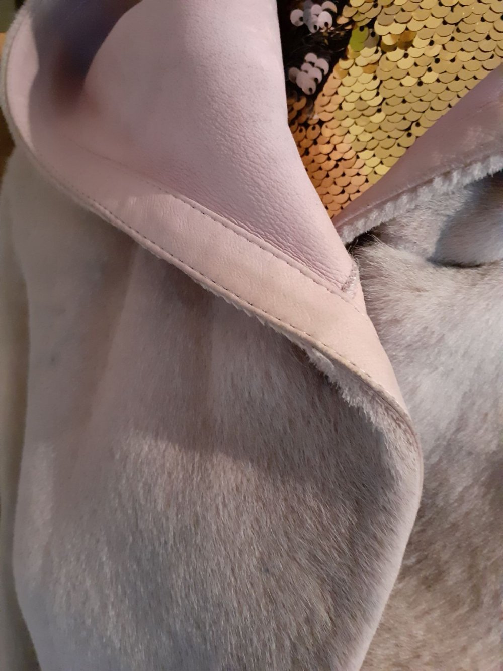 Eleganter Mantel aus Ponyfell. Harmanli . Größe 40.