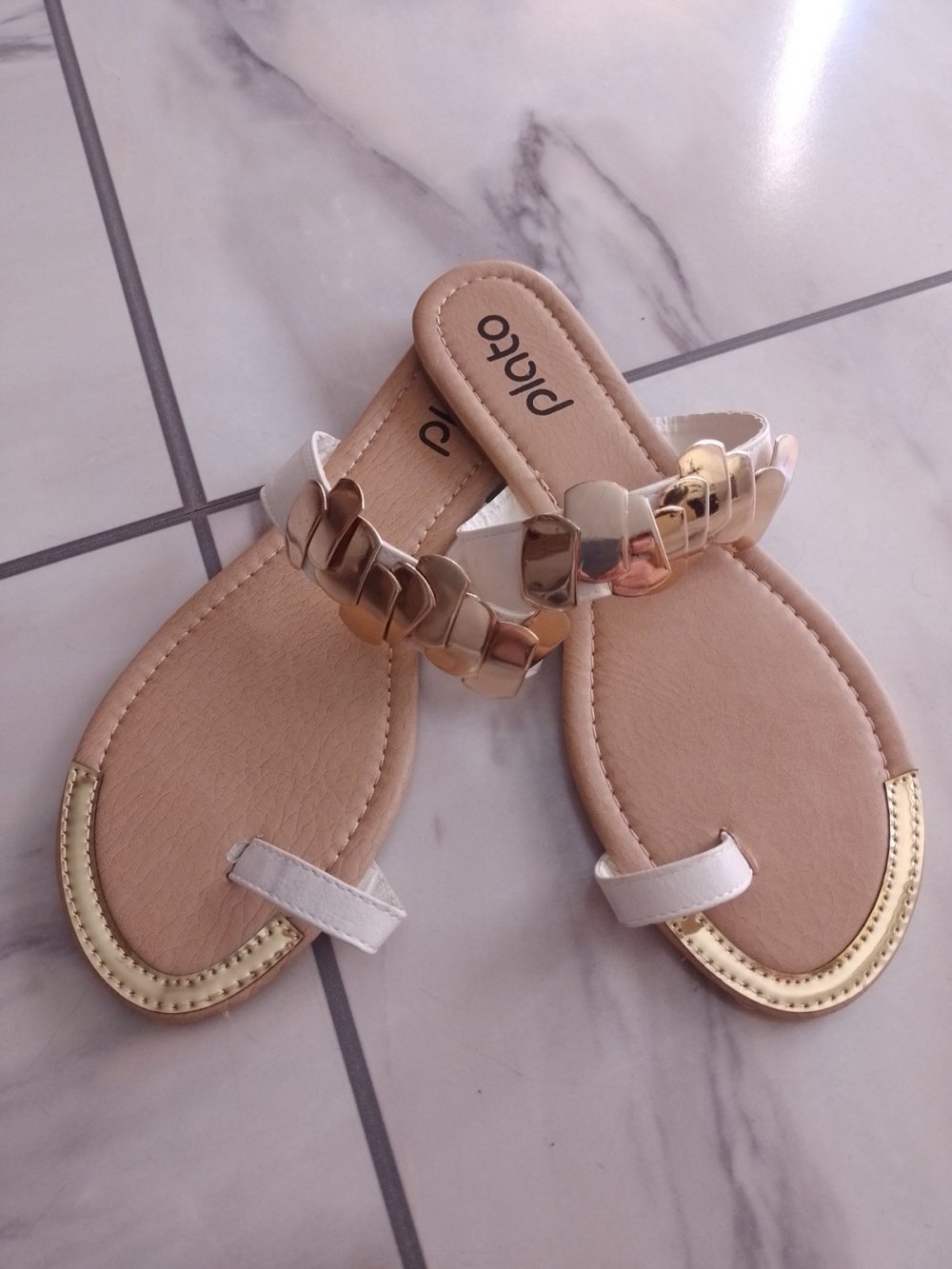 Schöne weiße Sandalen Größe 39. Weich und bequem.