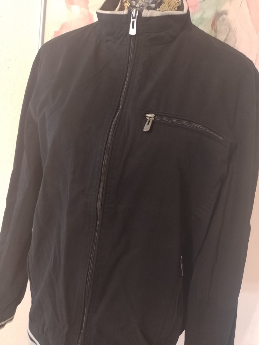 Neu. LZS. Praktische stilvolle schwarze Jacke