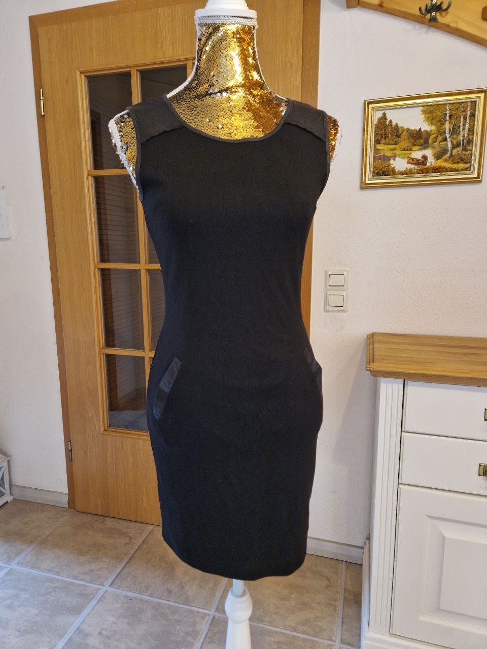 Page one. Schönes Sommerkleid.  Schwarzes Partykleid.  Große S. 