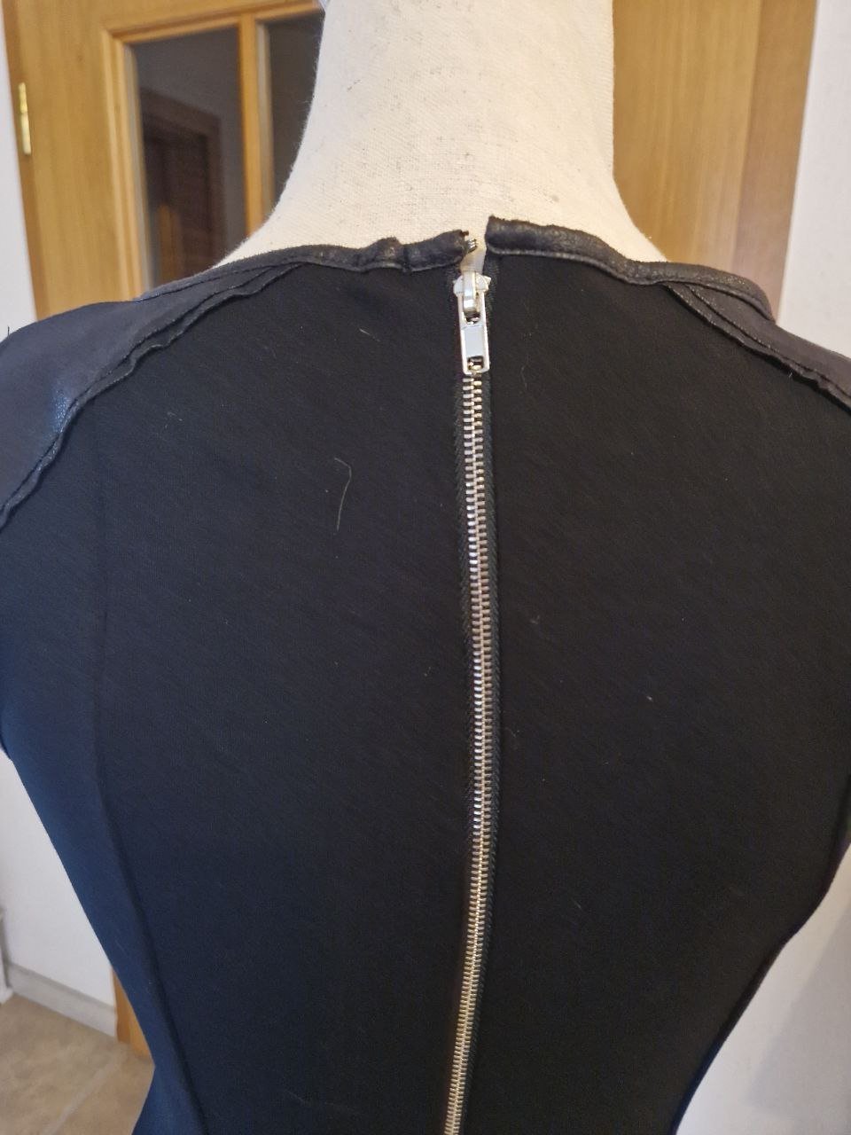 Page one. Schönes Sommerkleid.  Schwarzes Partykleid.  Große S. 