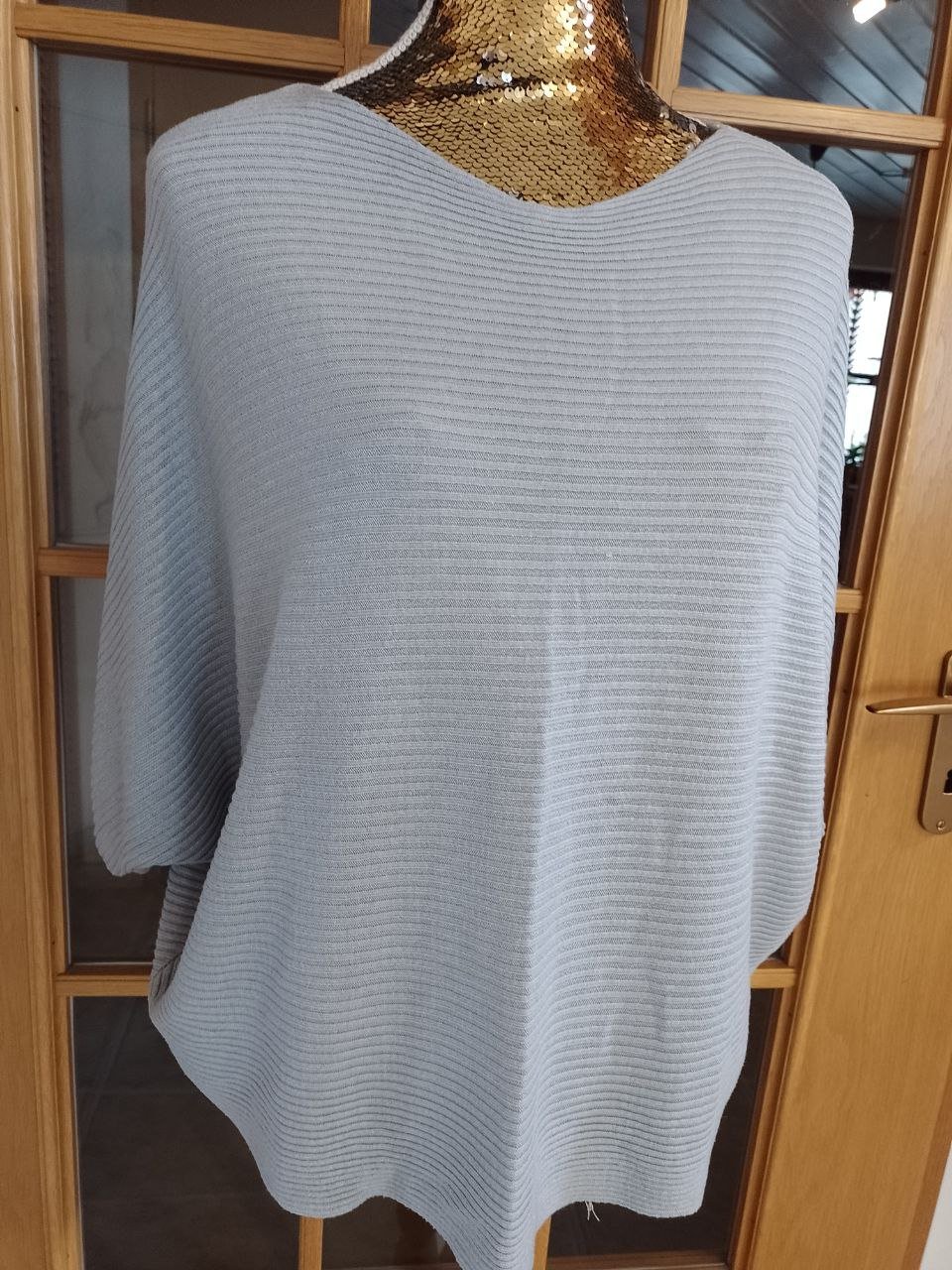 Schöner Strickumhang. Größe L.