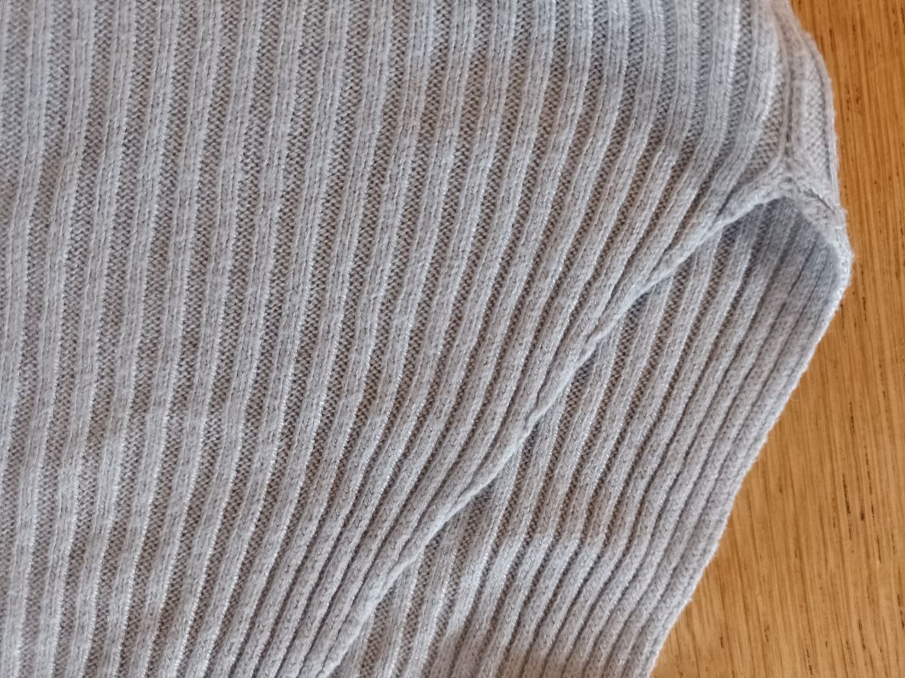 Schöner Strickumhang. Größe L.