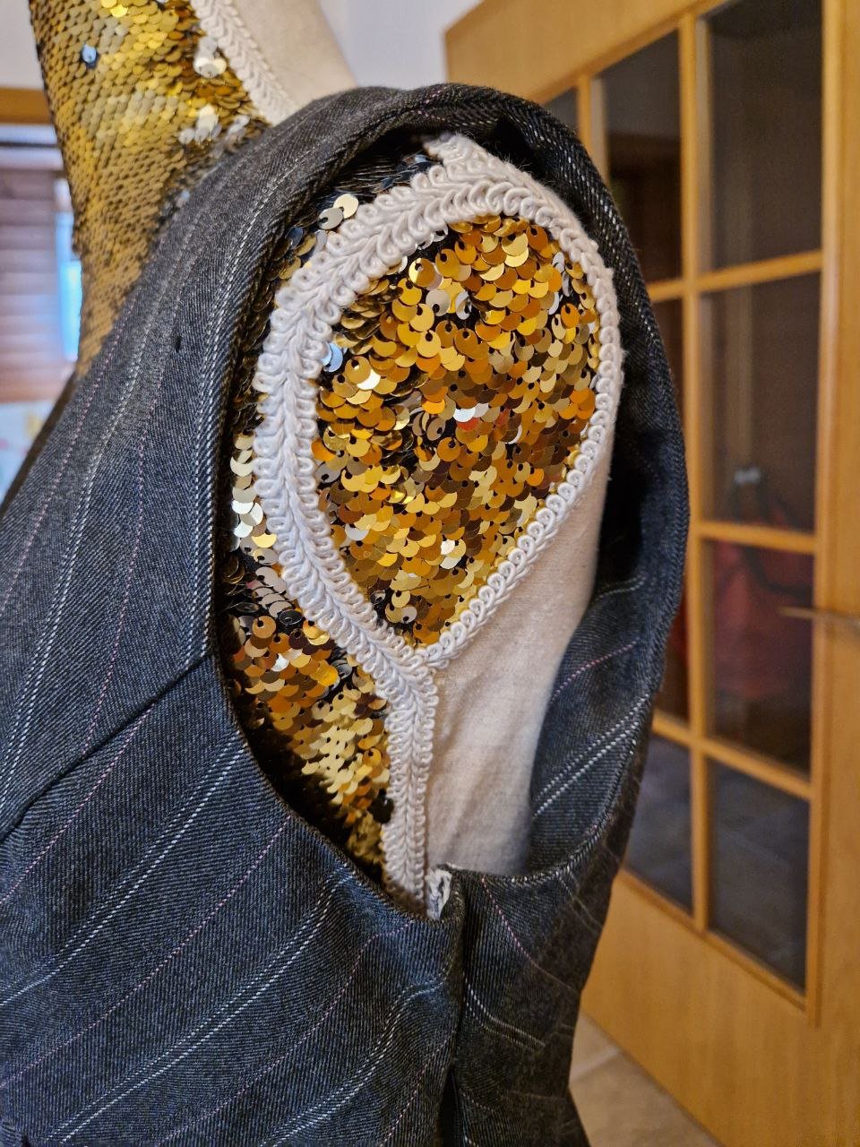 Schönes warmes Klassische Kleid. Midikleid.   Wolle + Polyester.  Größe 40. 