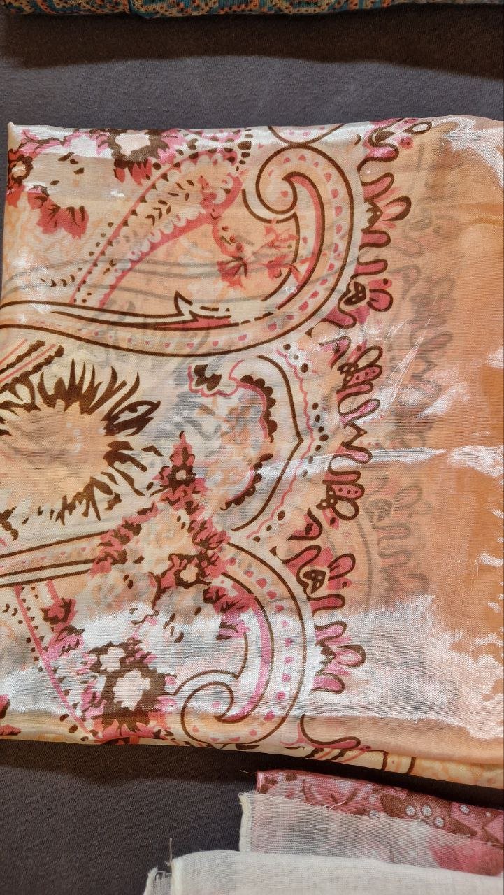 Diverse Tücher, Schals.