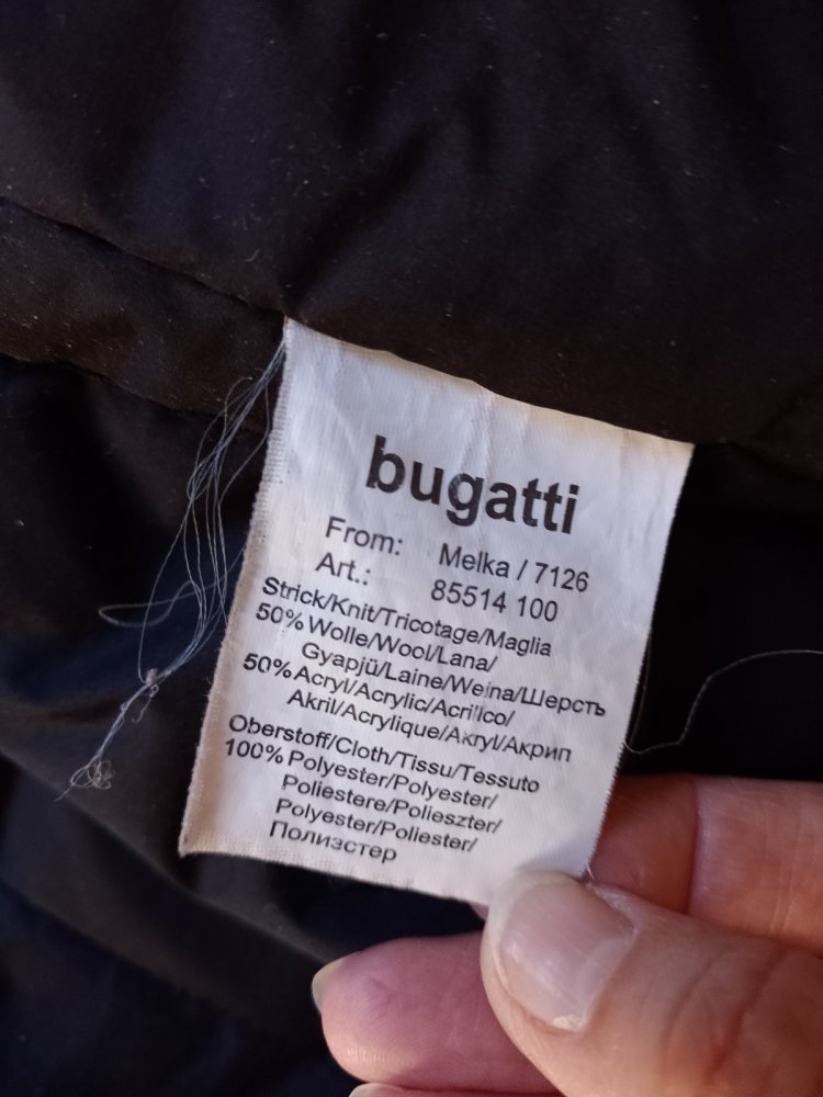 Bugatti. Praktische stilvolle schwarze Jacke.
