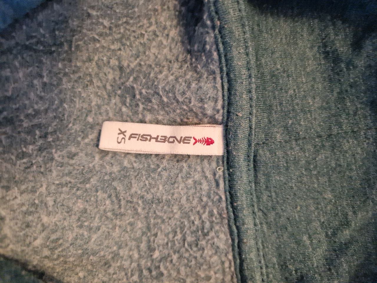 Fisch one.  Stylischer Pullover mit Kapuze.  Größe XS.