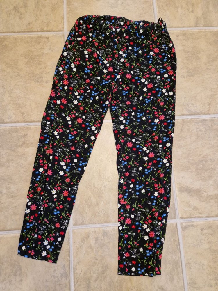 IX-O. Stylische leichte Hose. Größe M. 100% Viskose.