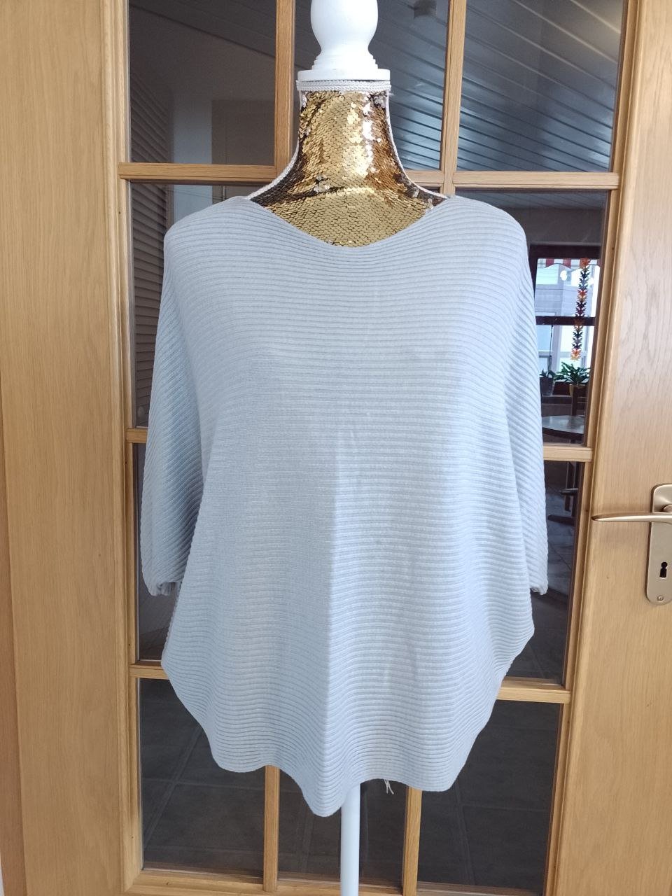 Schöner Strickumhang. Größe L.