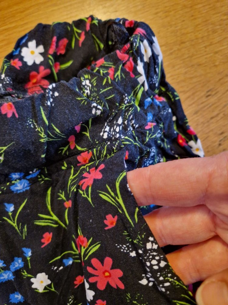 IX-O. Stylische leichte Hose. Größe M. 100% Viskose.