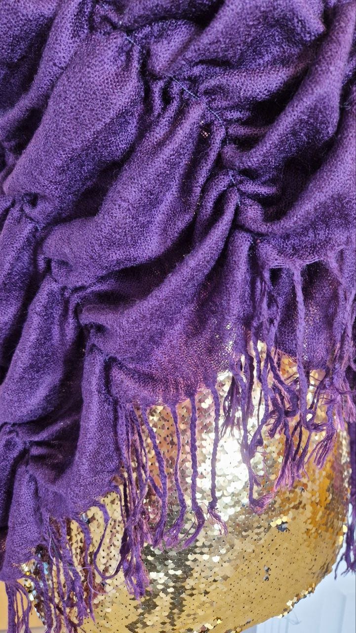 Schöner warmer Schal. Polyester..