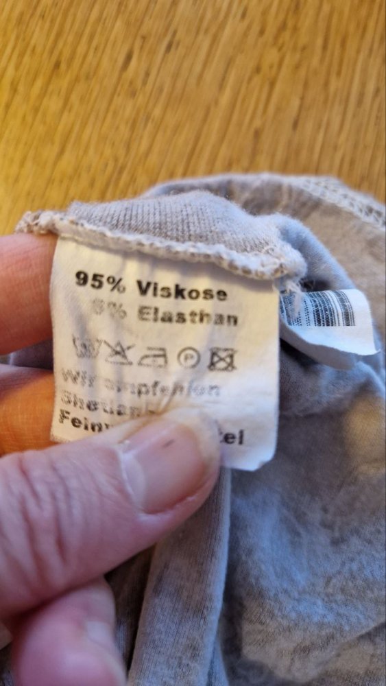 Port Louis. Schönes T-Shirt - Bluse. Viskose + Elastan. Größe 38/40.