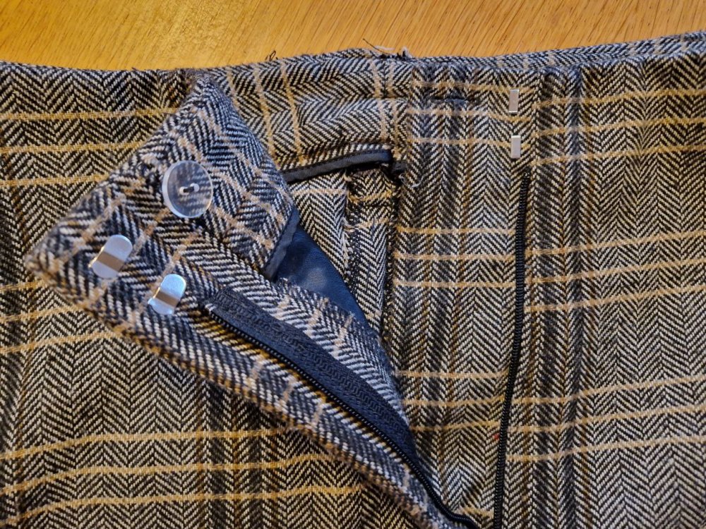 Stylische klassische warme Hose. Größe 40-42. 