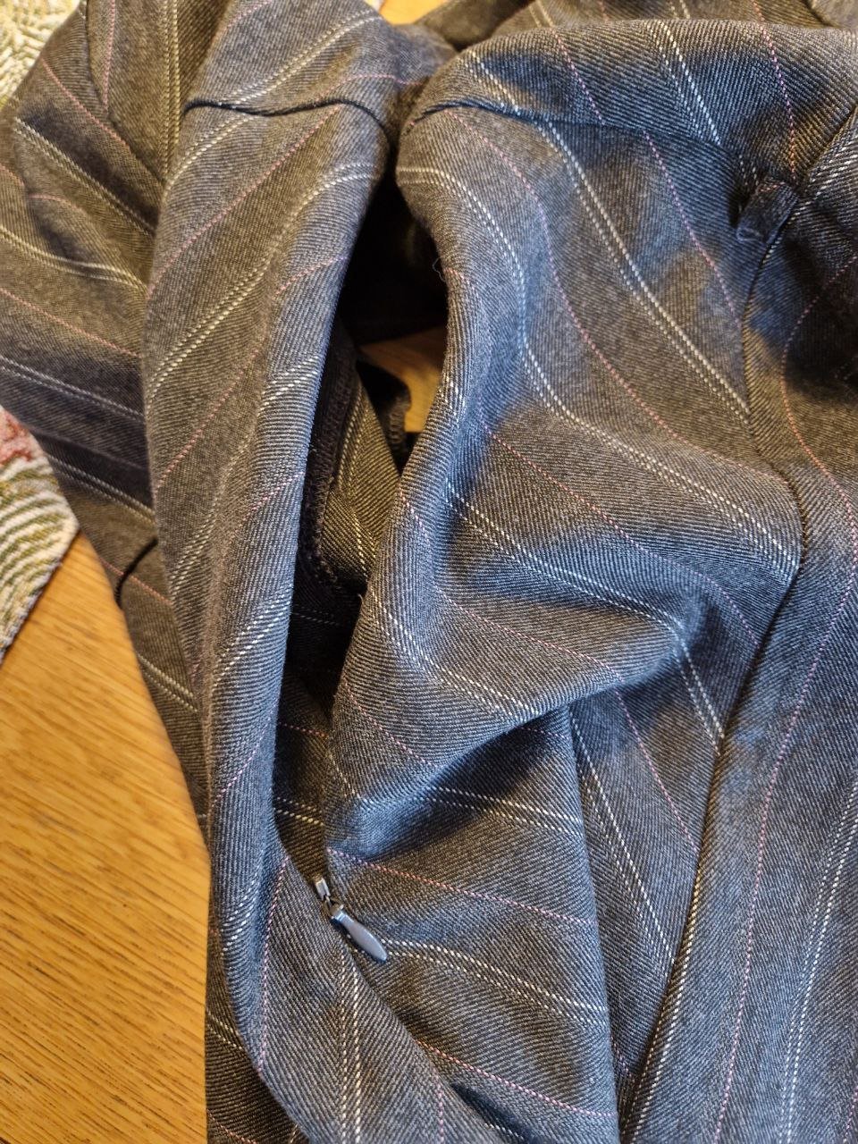 Schönes warmes Klassische Kleid. Midikleid.   Wolle + Polyester.  Größe 40. 